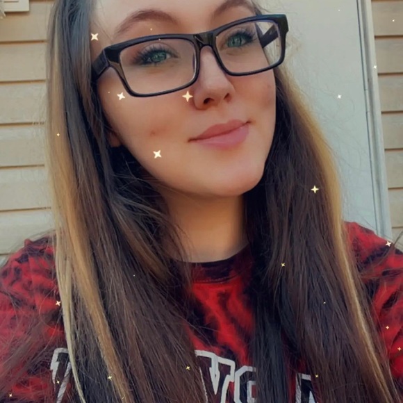 Meet your Posher, Alyssa - Picture 1 of 1